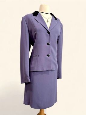 Vintage Lavender Two-Piece Skirt Suit with Contrast Collar